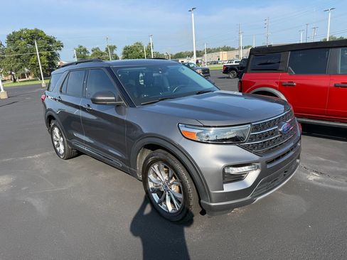Used 2022 Ford Explorer XLT w/ Equipment Group 202A AWD/4WD image 3