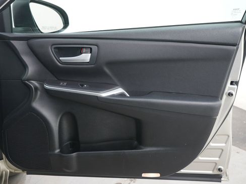 Used 2016 Toyota Camry SE FWD image 9