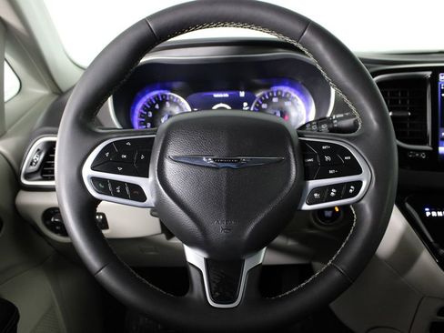 Used 2024 Chrysler Pacifica Touring-L image 7