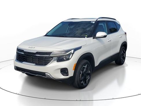 Certified 2024 Kia Seltos EX AWD/4WD image 2