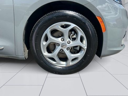 Used 2023 Chrysler Pacifica Limited FWD image 15