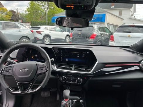 Used 2024 Chevrolet Trax RS w/ Sunroof Package FWD image 11