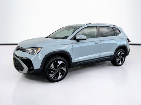 Certified 2025 Volkswagen Taos SE AWD/4WD image 1