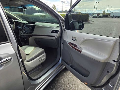 Used 2014 Toyota Sienna Limited image 10