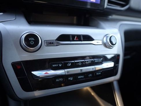 Used 2023 Ford Explorer XLT image 27