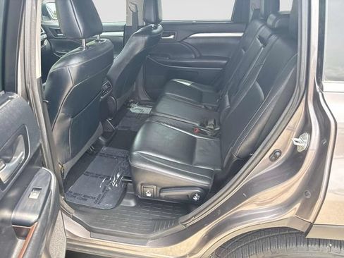 Used 2017 Toyota Highlander XLE AWD/4WD image 16