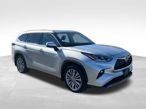 Used 2024 Toyota Highlander Platinum image 9