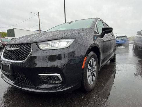 Used 2024 Chrysler Pacifica Limited FWD image 9