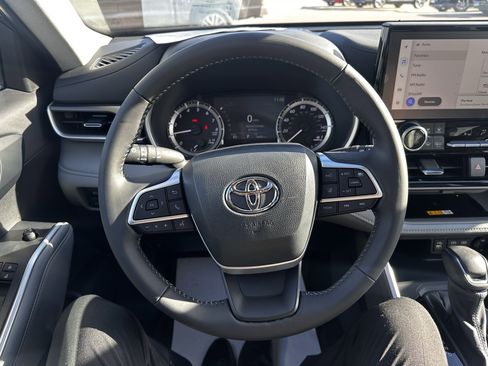 Used 2024 Toyota Highlander XLE image 9