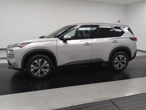 Used 2021 Nissan Rogue SV FWD image 2