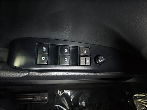 Used 2019 Toyota Camry SE w/ Carpet Mat Package image 27