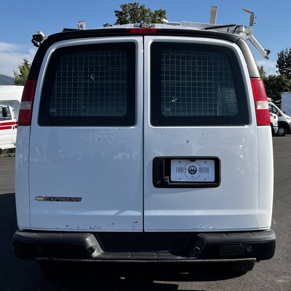 Used 2017 Chevrolet Express 2500 RWD image 6