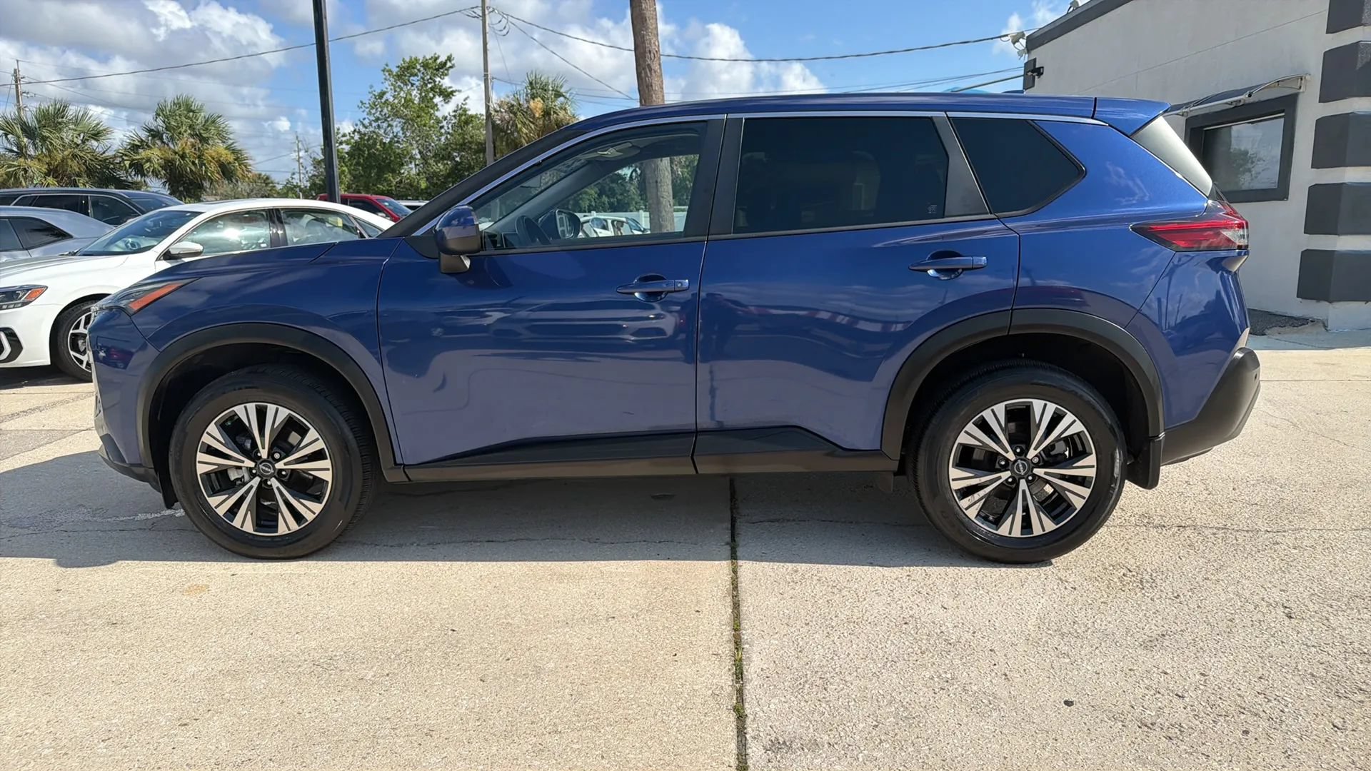 Used 2023 Nissan Rogue SV FWD image 2