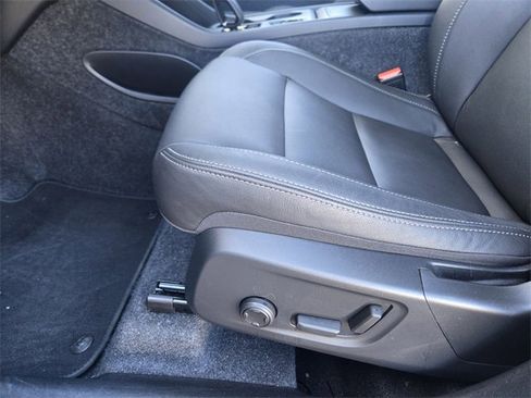 Used 2025 Volvo XC40 B5 Core image 27