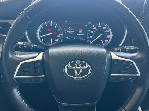 Used 2022 Toyota Highlander XLE AWD/4WD image 21