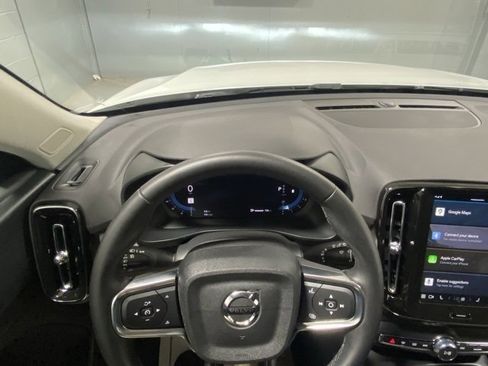 Used 2025 Volvo XC40 B5 Plus image 15