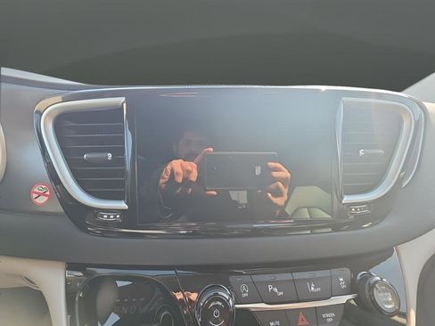 Used 2024 Chrysler Pacifica Touring-L image 25