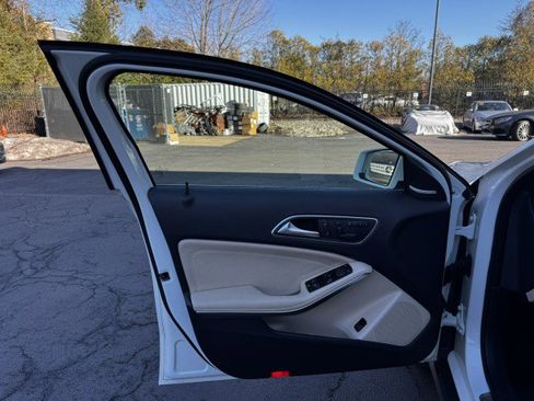 Used 2016 Mercedes-Benz GLA 250 4MATIC w/ Premium Package image 19