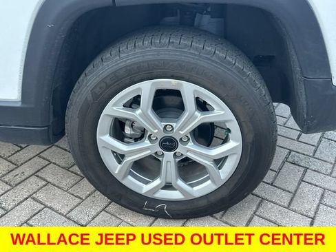 Used 2025 Jeep Compass Latitude AWD/4WD image 13