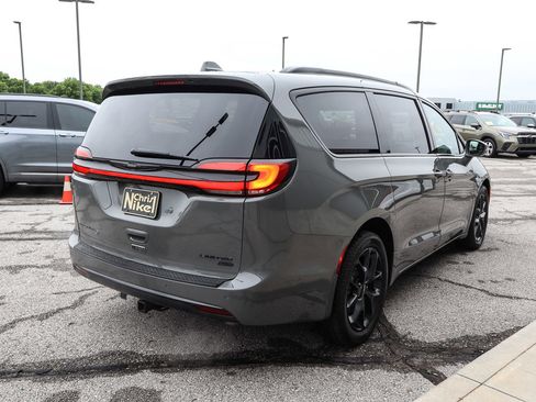 Used 2022 Chrysler Pacifica Limited w/ S Appearance Package AWD/4WD image 4
