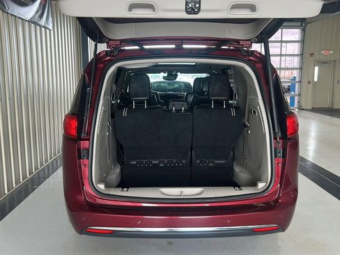 Used 2018 Chrysler Pacifica Limited w/ Tire & Wheel Group FWD image 6