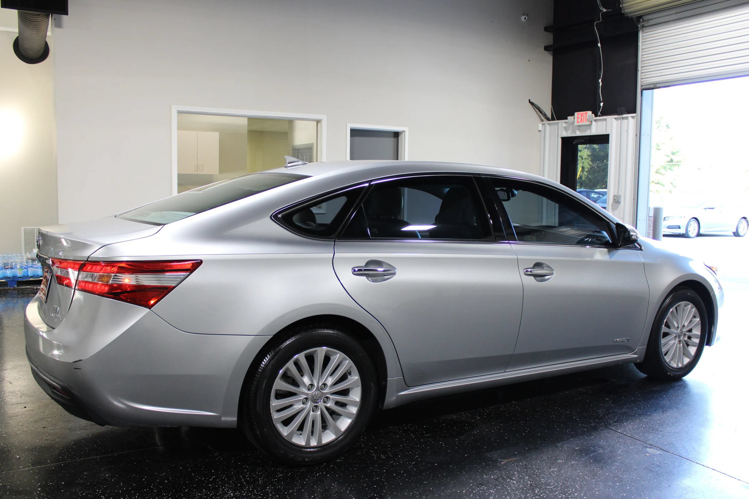 Used 2015 Toyota Avalon Limited w/ Technology Package FWD image 3