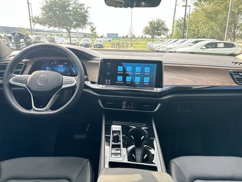 Used 2025 Volkswagen Atlas SE image 17