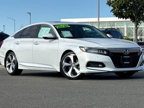 Used 2018 Honda Accord Touring image 2