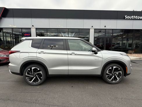 Used 2025 Mitsubishi Outlander SE image 8