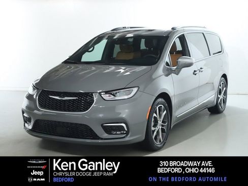Used 2022 Chrysler Pacifica Pinnacle image 1