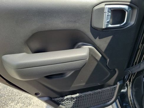 Used 2023 Jeep Gladiator Sport AWD/4WD image 18