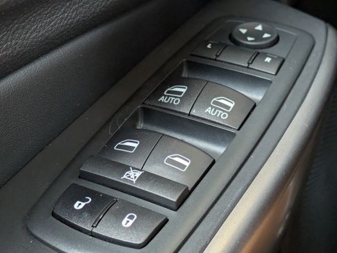 Used 2021 Jeep Cherokee Latitude Plus AWD/4WD image 22