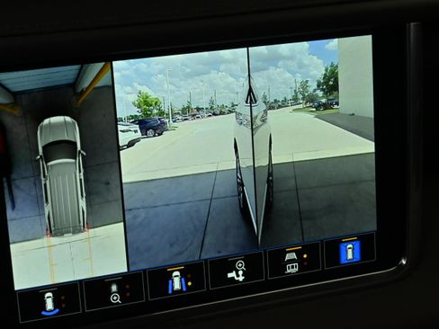 Used 2024 GMC Yukon Denali RWD image 32