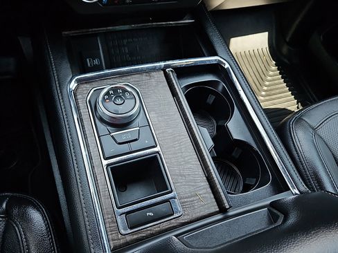 Used 2020 Ford Expedition Limited image 16