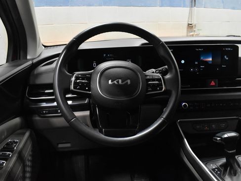 Used 2025 Kia Carnival FWD image 11