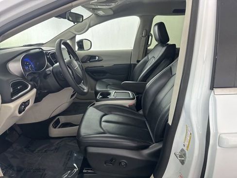 Used 2024 Chrysler Pacifica Touring-L image 26
