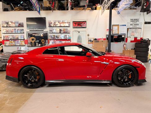 Used 2018 Nissan GT-R Premium AWD/4WD image 4