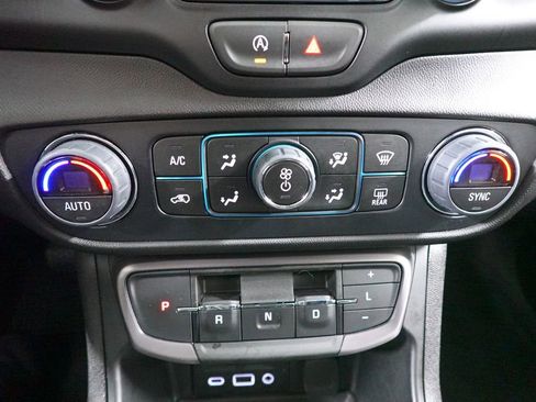 Used 2024 GMC Terrain AT4 image 19