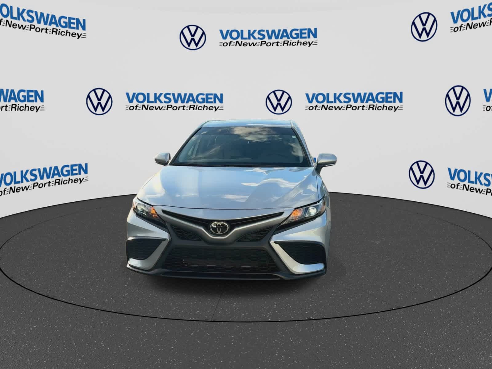 Used 2023 Toyota Camry SE FWD image 3