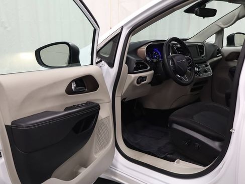 Certified 2023 Chrysler Voyager LX FWD image 10