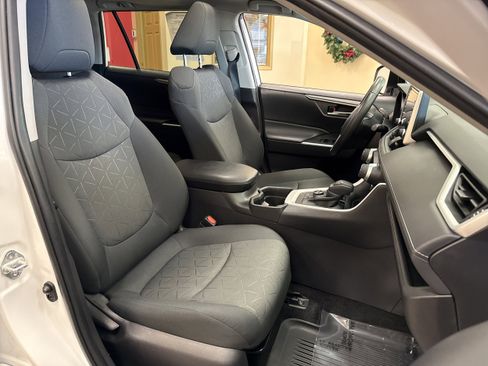 Used 2021 Toyota RAV4 XLE w/ Convenience Package image 18