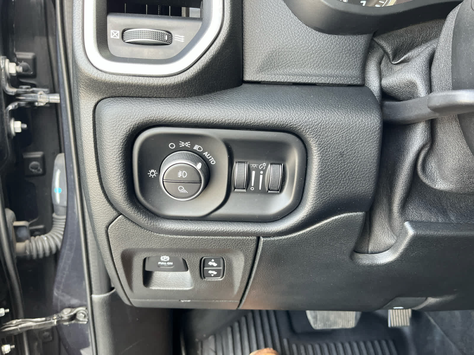 Used 2019 RAM 1500 Laramie AWD/4WD image 12