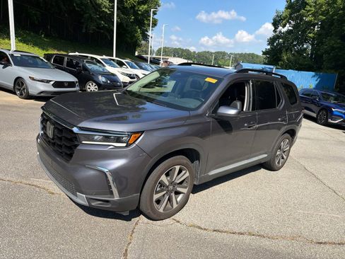 Used 2025 Honda Pilot Touring image 5