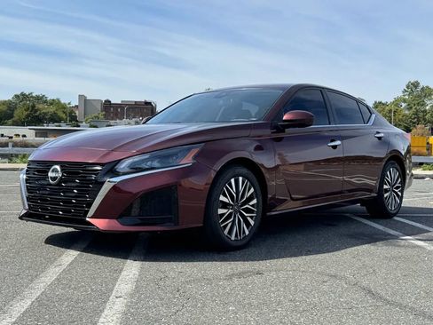 Used 2023 Nissan Altima 2.5 SV image 3