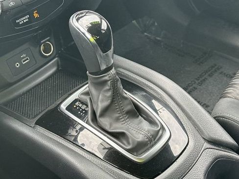 Used 2018 Nissan Rogue SV w/ Premium Package image 25