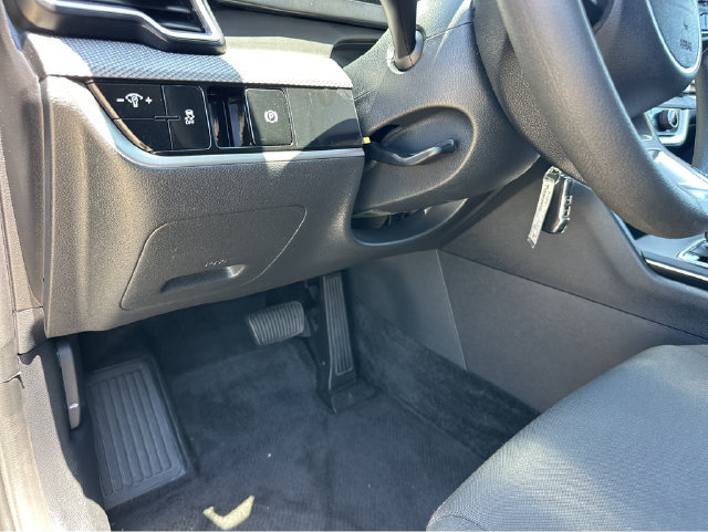 Used 2025 Kia Sportage LX FWD image 31
