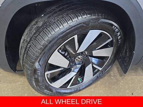 Used 2025 Volkswagen Atlas Cross Sport SE AWD/4WD image 32