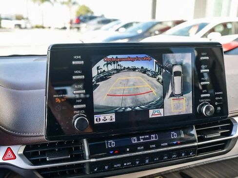 Used 2021 Toyota Sienna Platinum image 32