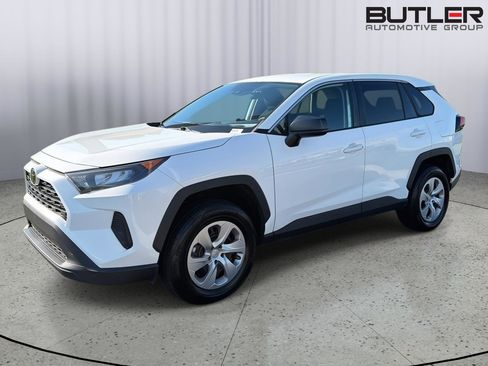 Used 2022 Toyota RAV4 LE FWD image 2