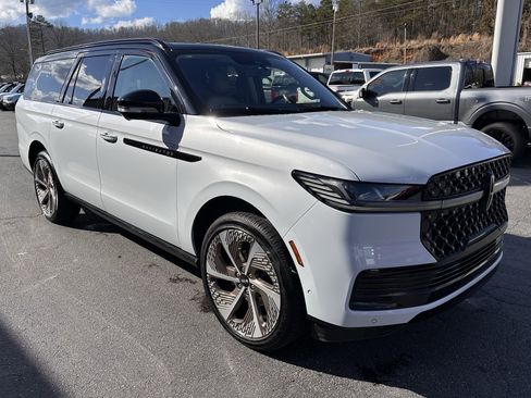 Used 2025 Lincoln Navigator L Black Label w/ Black Label Special Edition image 4